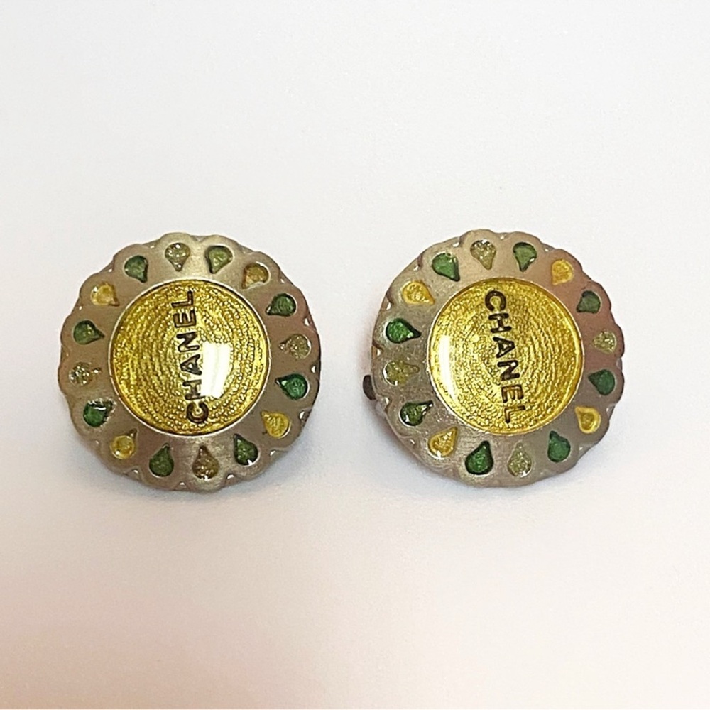 CHANEL Logo Flower Round Earrings - Picture 5 of 7